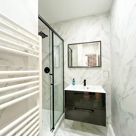 Urban Flat 67 - Spacious Parisian Flat In アパート パリ