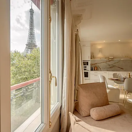 With Eiffel Tower View Paříž