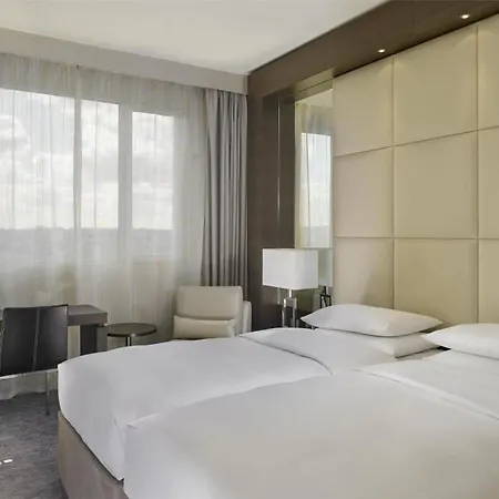 Hyatt Regency Etoile 4*