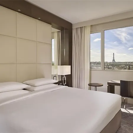 Hyatt Regency Etoile 4*