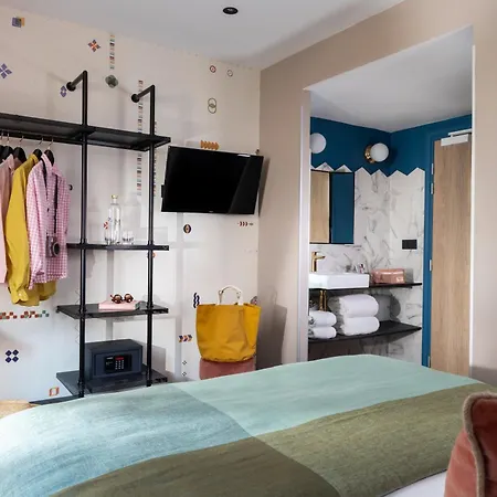 Maxim Folies Hotel