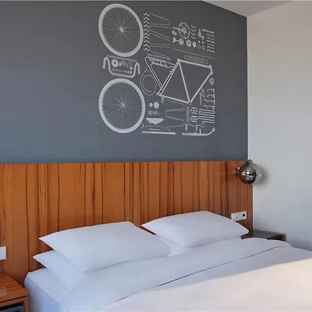 Hyatt Regency Etoile 4*