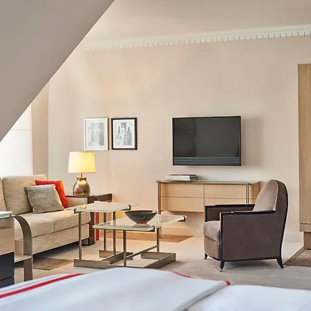 Plaza Athenee - Dorchester Collection Hotel
