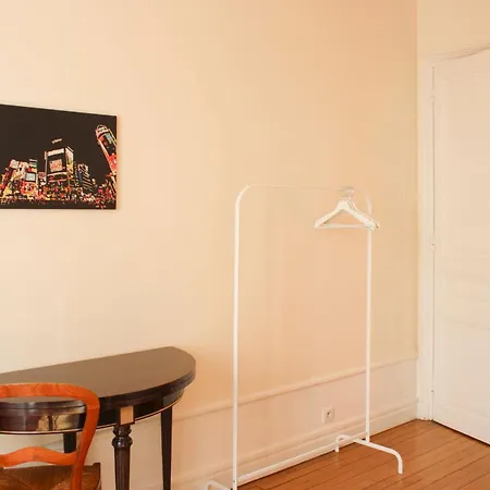 Appartement Spacious In The Heart Of Les Batignolles Parijs