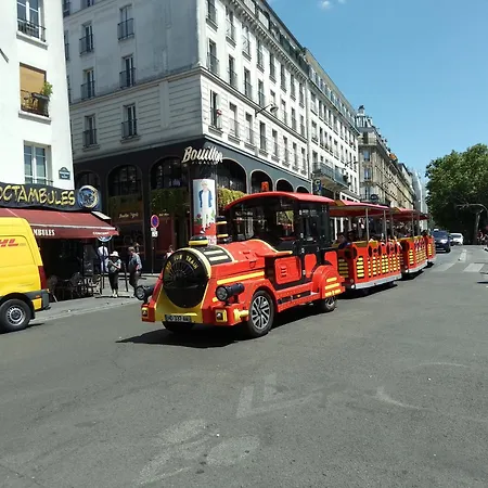 Appartement Pigalle Montmartre De 25 M2 - 2 Minutes De La Station Metro Pigalle - 2 Lits Simples Type Gigogne Pour 2 Personnes - Quartier Hypertouristique - Cabaret Moulin Rouge A 200 M, Cafe Aux Noctambules ,cabaret Chez Michou-restaurants-saunas Parijs