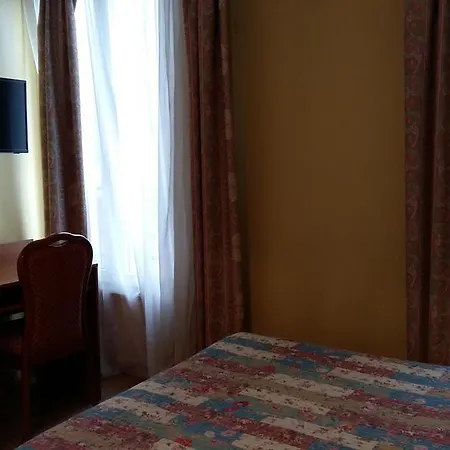 Pax 18e 2* París
