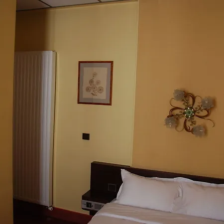 Courcelles Mederic מלון 3*