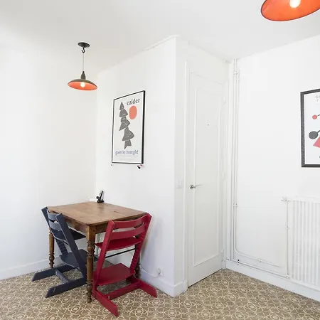 Veeve - Balcony Over The Tree-lined Boulevard Appartement