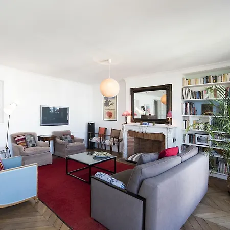 Veeve - Balcony Over The Tree-lined Boulevard Appartement Parijs
