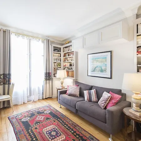 Veeve - Vintage Elegance In The 16th Apartment