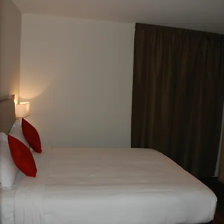 מלון Courcelles Mederic 3*