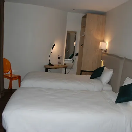 מלון Courcelles Mederic 3*