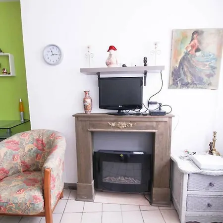 Appartement Pigalle Montmartre De 25 M2 - 2 Minutes De La Station Metro Pigalle - 2 Lits Simples Type Gigogne Pour 2 Personnes - Quartier Hypertouristique - Cabaret Moulin Rouge A 200 M, Cafe Aux Noctambules ,cabaret Chez Michou-restaurants-saunas *