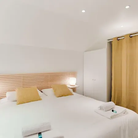 Design For 4 People Between Louvre & Opera Parigi