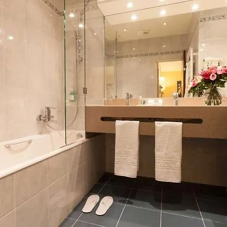 Cecilia Arc De Triomphe Hotel