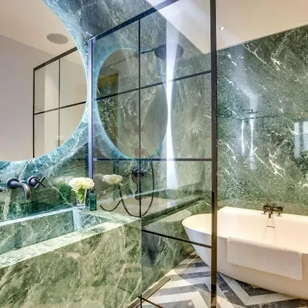 Luxurious Penthouse Near Champs Elysees And Front Of Eiffel Tower Paryż