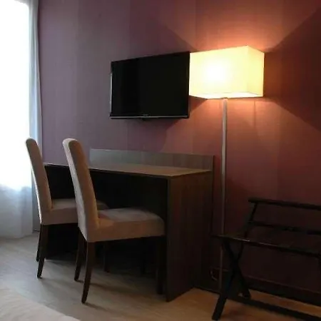 Hotel De Flore - Montmartre Parigi