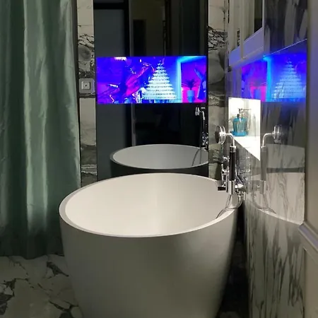 Luxurious Penthouse Near Champs Elysees And Front Of Eiffel Tower Paryż