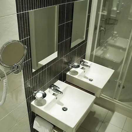 Hotel Brittany 3*