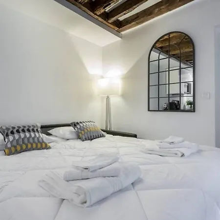 Quiet, Cozy, Design In Appartement