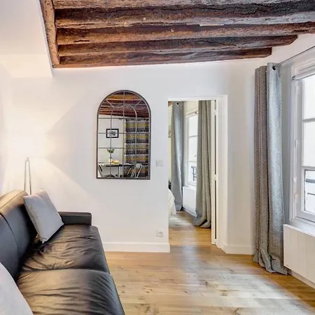 Quiet, Cozy, Design In Appartement Parijs