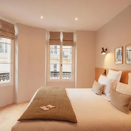Tinah Paris, Champs Elysees 2* Paris