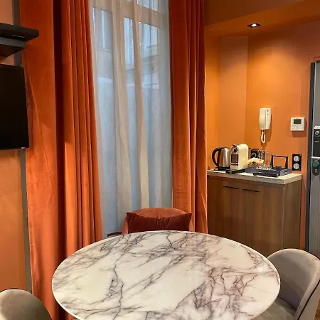 33 Marbeuf 4* Paris