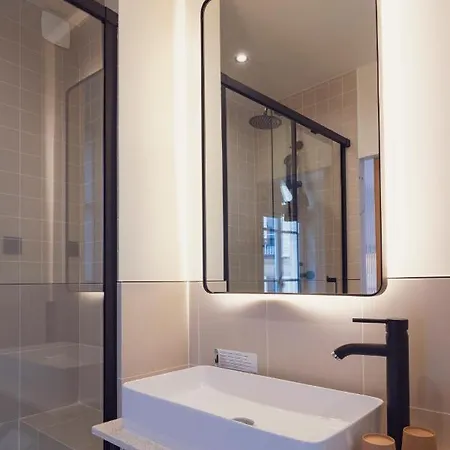 Tinah Paris, Champs Elysees Otel