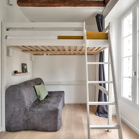 Cosy Mezzanine In The Heart Of Paris