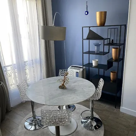 Beautiful Lincoln Apartment Paris