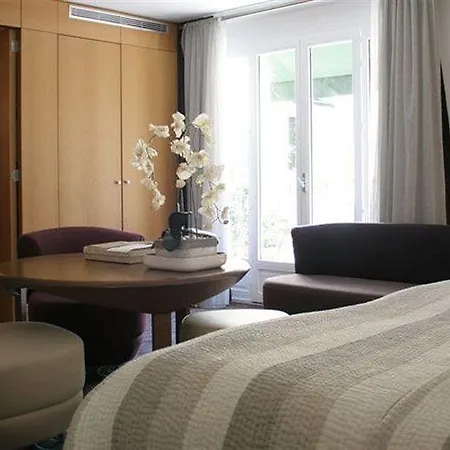 Pershing Hall 5*