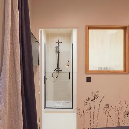 Tinah Paris, Champs Elysees Otel 2*