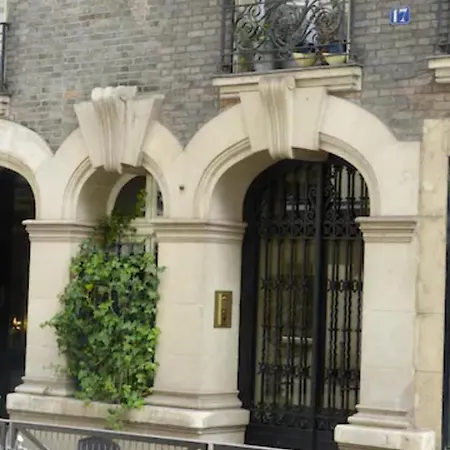 Notre Dame And River Seine Apartment