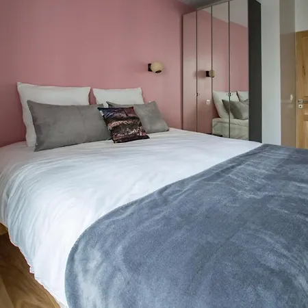 Spacious And Charming 2 Bedroom Flat A Madeleine Apartment *
