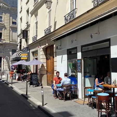 Victoires Near Louvre