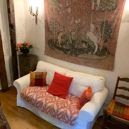 Charming Latin Quarter Courtyard Duplex For Four Apartment *