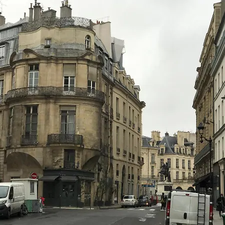 Victoires Near Louvre