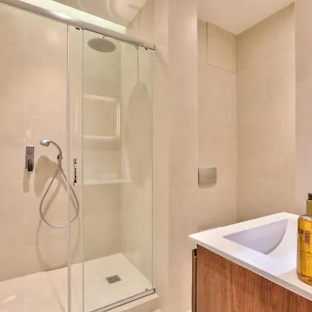 119 - Urban Spacious Sebastopol Apartment *