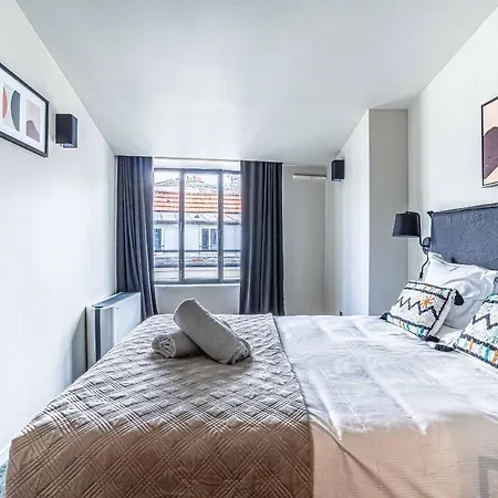 135 - Urban Five Star In Center Of *