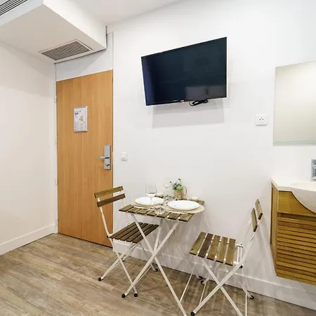 Апартаменты Cosy Studio In The 8th Neighborhood Париж