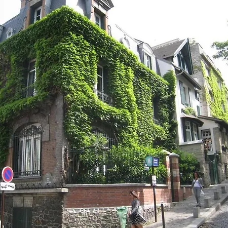 Charming In Montmartre Parijs