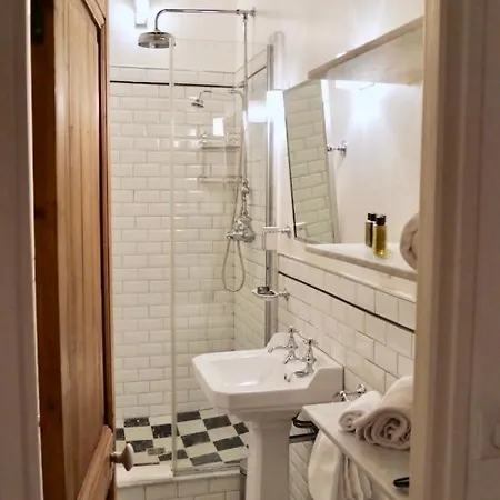 Fully Renovated Very Quiet Charming 2bed/2bath Flat In The Marais Sleeps Up To 4 Apartment