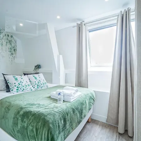 Apartment Parisian Flat With Eiffel Tower View *