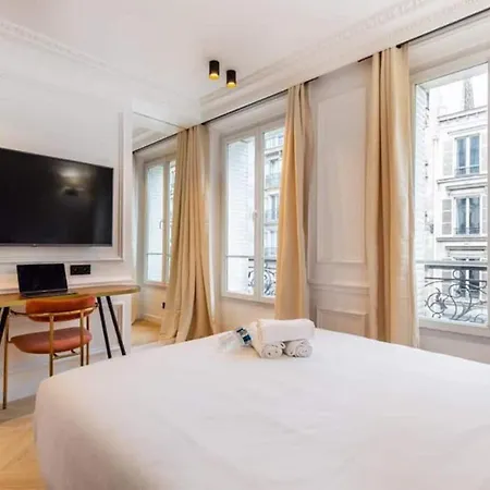 Newly Rebuilt By Architect - Center Of Apartment *