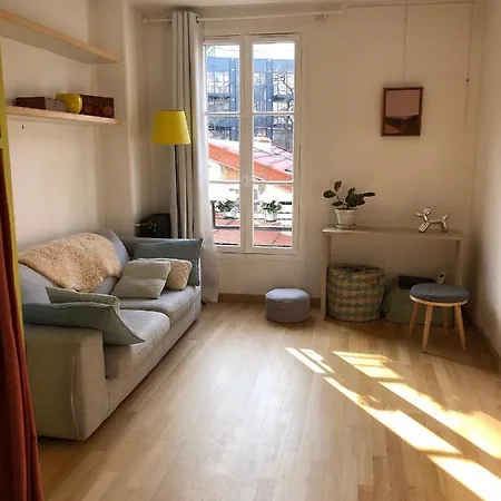 Petit Lumineux Et Atypique Apartment Paris