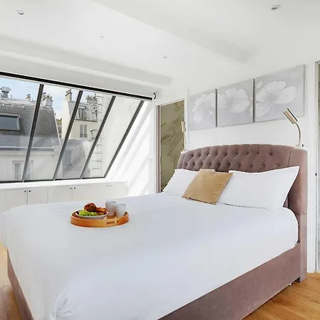 Rochechouart Apartment *