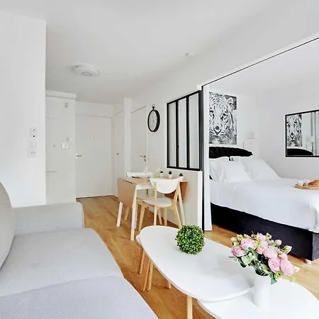 Rochechouart Apartment *