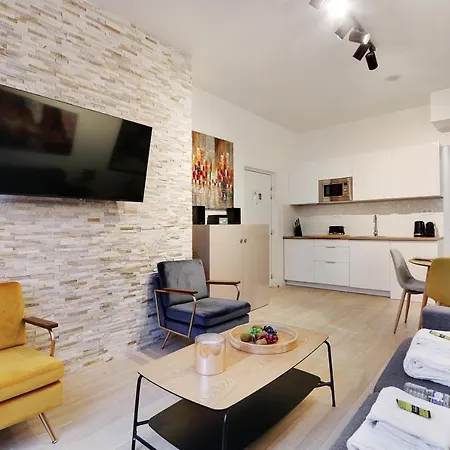 Rochechouart Apartment *