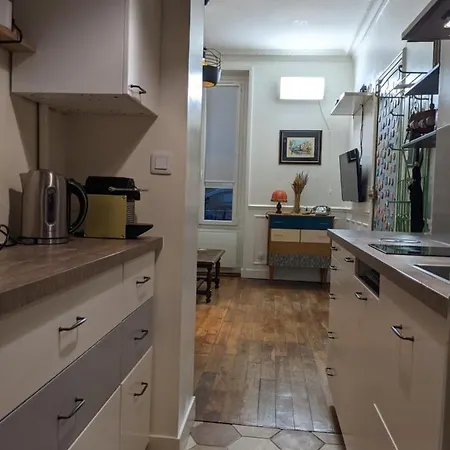 Private Acces To The Flat. Charming Parisian.