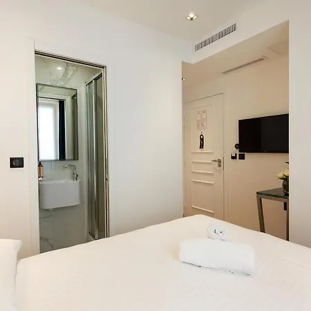 Hotel Au Coeur De Republique Paris